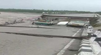 भारी बारिश से देहरादून-ऋषिकेश ब्रिज ध्वस्त, कई गाड़ियां नदी में समाई 