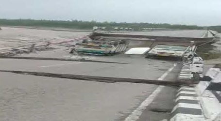 भारी बारिश से देहरादून-ऋषिकेश ब्रिज ध्वस्त, कई गाड़ियां नदी में समाई 