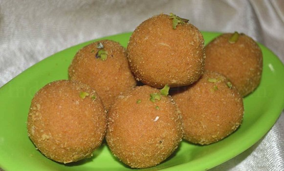 इस आसान तरीके से बनाएं घर पर बेसन के लड्डू