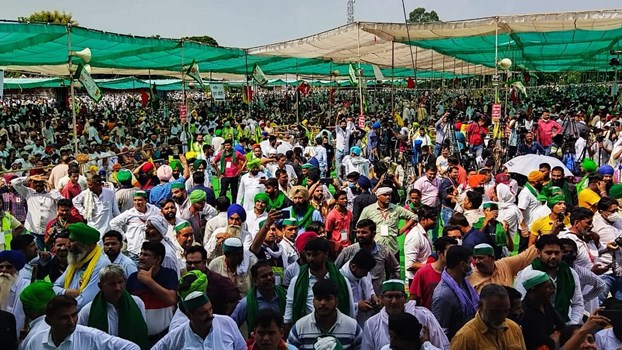 Haryana: बारिश के बीच करनाल में महापंचायत शुरू, राकेश टिकैत पहुंचे, प्रशासन ने बातचीत के लिए बुलाया