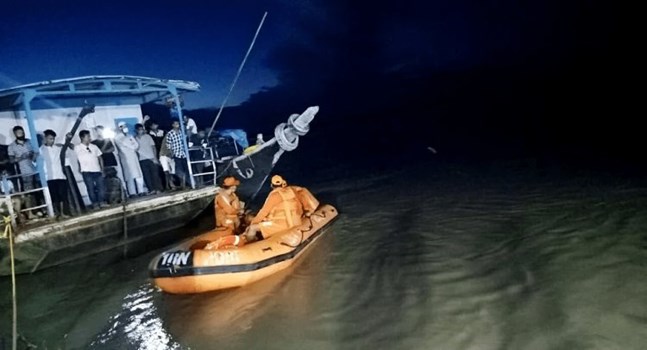 असम:ब्रह्मपुत्र नदी में 2 नावों की टक्कर- एक महिला की मौत और दर्जनों लोग लापता, रेस्क्यू ऑपरेशन जारी