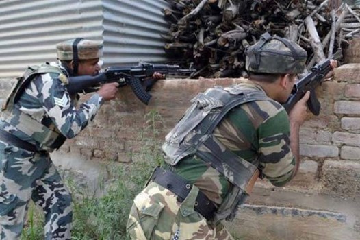 जम्मू-कश्मीर: शोपियां के कुशवा में आतंकवादियों और सुरक्षाबलों के बीच मुठभेड़, एक आतंकी ढेर 
