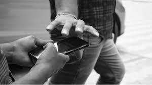 लड़की से किया प्यार का इजहार, मना करने पर मोबाइल छीनकर हुआ फरार