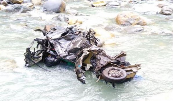 दर्दनाक हादसा: भावा नदी में गिरी कार, बाप-बेटी की मौके पर मौत