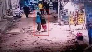 Delhi: सिगरेट न देने पर महिला की गला रतकर हत्या, वीडियो वायरल