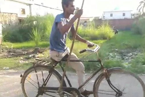 Video Viral: अलीगढ़ का यह दिव्यांग एक पैर से रोज 40KM साइकिल चला काम पर जाते हैं, दिव्यांगों के लिए 