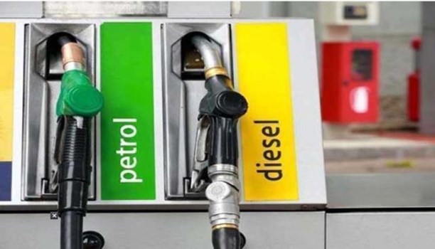 जनता पर महंगाई की मार, एक बार फिर बढ़े पेट्रोल और डीजल के दाम