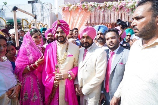Punjab CM Charanjit Singh Channi: बेटे की शादी की तस्वीरें शेयर, सादे अंदाज में हुई शादी