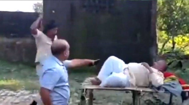 Bihar Panchayat Chunaw: सिवान में मुखिया प्रत्याशी की पुलिस ने की जमकर पिटाई, देखें वीडियो