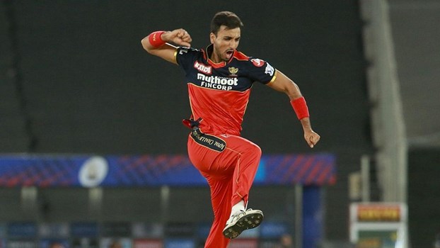 IPL 2021: RCB के Harshal Patel ने बनाया बड़ा रिकॉर्ड, लिये 15 मैचों में 32 विकेट
