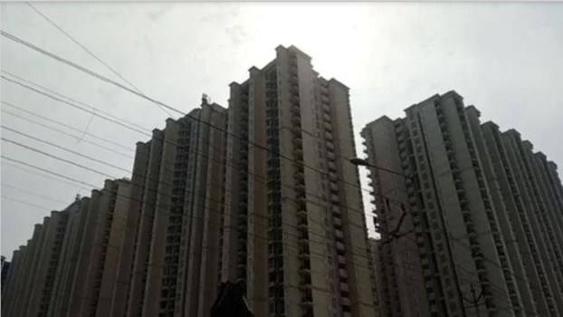 Ghaziabad: खेलते-खेलते सोसायटी की 25वीं मंजिल से गिरे दो जुड़वा बच्चे, मौके पर हुई मौत