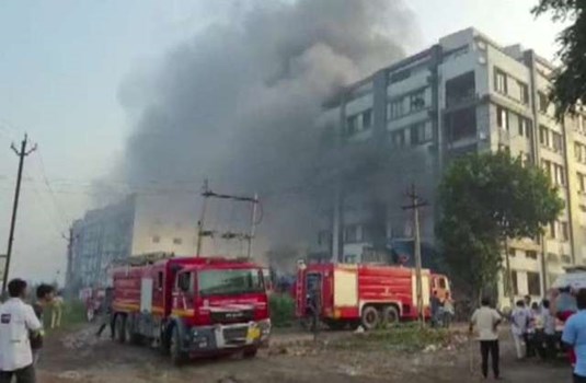Gujarat: सूरत की एक पैकेजिंग कंपनी में लगी भीषण आग, 125 लोगों को किया गया रेस्क्यू, 2 की मौत