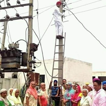 पंजाब के CM Charanjit Singh Channi ने खुद बिजली के खंभे पर चढ़कर जोड़ा कनेक्शन ? फोटो हुई वायरल
