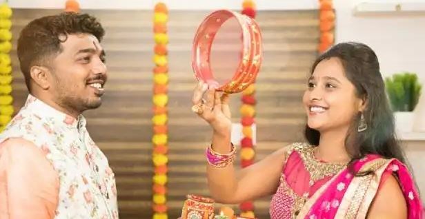 Karwa Chauth 2021: करवा चौथ पर पत्नी को दे ये गिफ्ट 