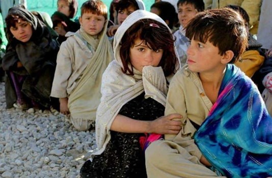 अफगानिस्तान में भुखमरी से बचने के लिए लोग बेटियों को बेचने को मजबूर