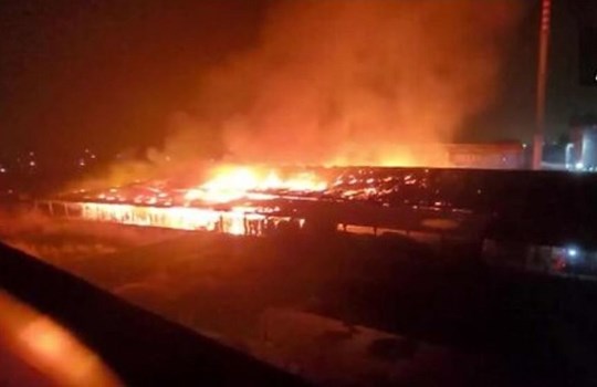 गुजरात की पेपर मील हुई जलकर खाक, 6 घंटों बाद भी आग पर काबू नहीं 