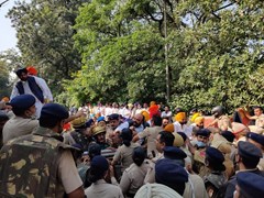 CM चन्नी के घर के बाहर अकाली दल का प्रदर्शन, पेट्रोल-डीजल पर राज्य वैट हो कम को लेकर किया प्रदर्शन