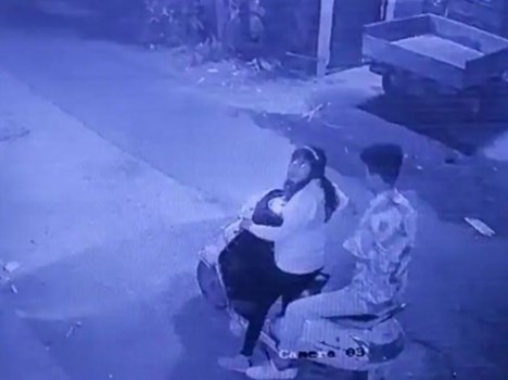 CCTV  कैमरे में कैद हुई एक्टिवा चुराती लड़की, सोशल मीडिया पर तस्वीरें वायरल  