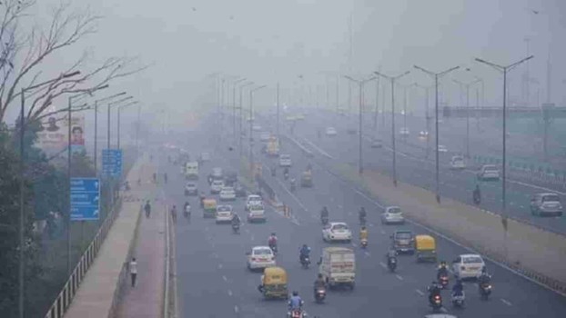 Delhi Air Quality : दिल्ली की वायु गुणवत्ता और बिगड़ी, लोगों को सांस लेने में हो रही तकलीफ
