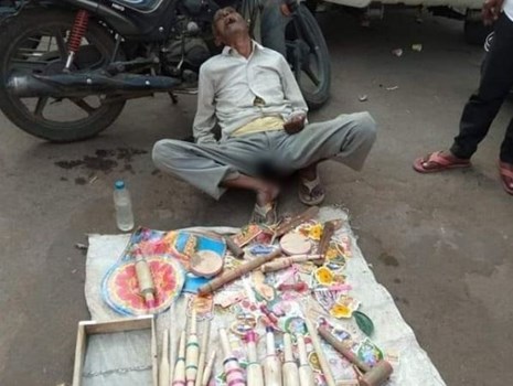 फुटपाथ पर बेलन बेच रहे 75 वर्षीय बुजुर्ग ने तोड़ा दम, दिल दहलाने वाली तस्वीर आई सामने 