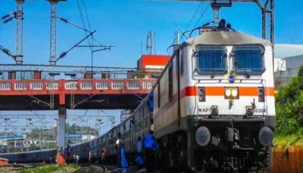 रेल मंत्रालय का बड़ा फैसला, फिर से पुराने किराए पर चलेंगी रेगुलर ट्रेनें