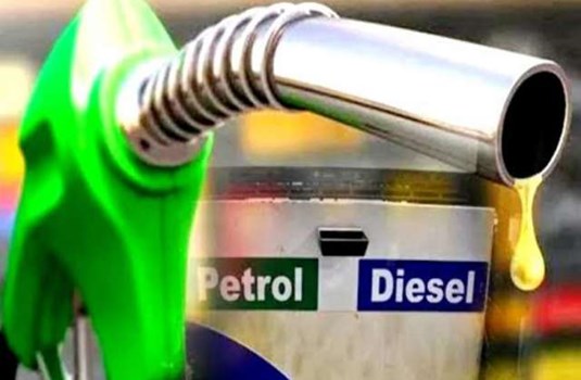 Petrol Diesel: कच्चे तेल के दामों में लगातार गिरावट जारी, भारत में भी सस्ता हो सकता है पट्रोल-डीजल