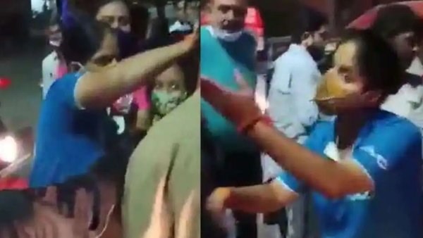 दिल्ली में बीच सड़क पर स्कूटी सवार महिला ने कैब ड्राइवर को पीटा, Video Viral