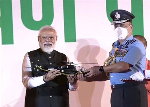 3 दिनों के UP दौरे पर PM मोदी, झांसी में सेना को सौंपा लाइट कॉम्बैट हेलीकॉप्टर
