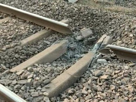 नक्सलियों ने बुलाया Bharat Bandh , झारखंड में रेल की पटरी को बम से उड़ाया