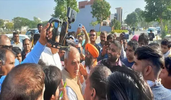 जमीन विवाद पर पहुंचे पूर्व मंत्री अशोक अरोड़ा के साथ धक्का-मुक्की, ड्राइवर को भी पीटा