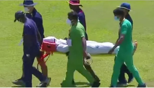 अपना पहला मुकाबला खेल रहे इस वेस्टइंडीज खिलाड़ी को बीच में ले जाना पड़ा अस्पताल, देखें वीडियो