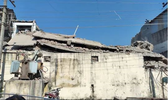 Himachal:  सोलन में चार मंजिला इमारत गिरने से मचा हड़कंप, 1 की मौत, 3 घायल