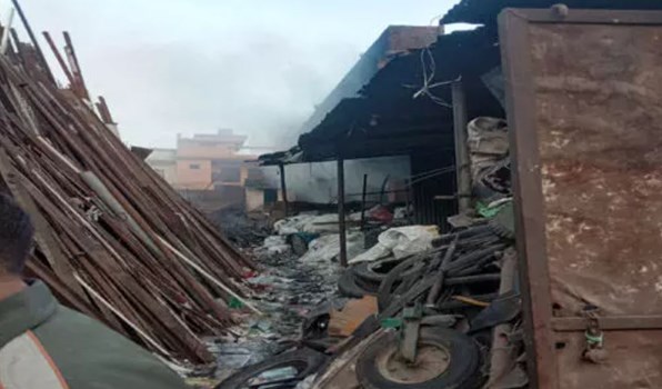 यमुनानगर में कबाड़ के एक गोदाम में लगी भीषण आग, तीन बच्चों समेत पिता की मौत, पत्नी गंभीर
