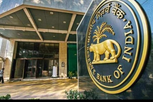 इस बैंक से अब 10,000 रुपये से अधिक निकालने पर RBI ने लगाई रोक