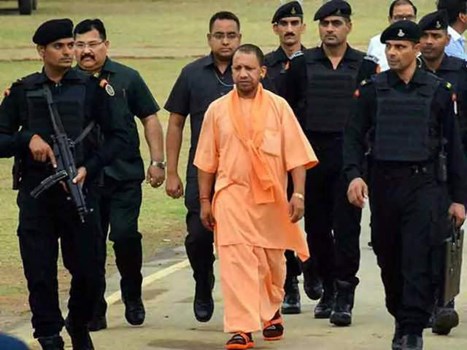 वाराणसी पहुंचे योगी आदित्‍यनाथ, काशी विश्वनाथ धाम के लोकार्पण की तैयारियों का लिया जायजा