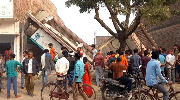 आजमगढ़ में पलक झपकते ही ढह गया है दो मंजिला मकान, देखने वाले रह गए हैरान