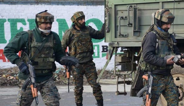 जम्मू कश्मीर: पुलवामा में सुरक्षाबलों और आतंकियों के बीच मुठभेड़, गोलीबारी जारी