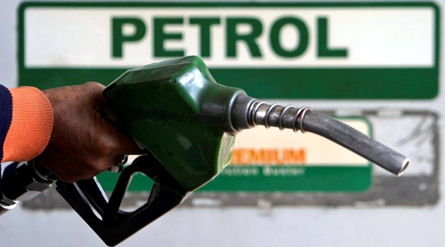 राजधानी में घटे पेट्रोल के दाम, दिल्ली सरकार ने वैट में की आठ रुपए की कटौती