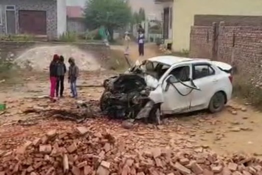  Gurugram:  तेज रफ्तार कार सड़क किनारे ईंटों से टकराई, 5 दोस्तों की मौत