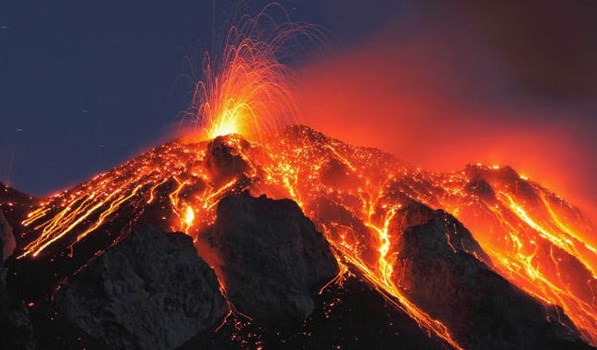 इंडोनेशिया: जावा द्वीप पर सेमरू ज्वालामुखी फटने से 13 की मौत, बचाव कार्य जारी