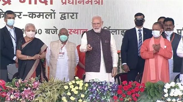 UP: PM मोदी की गोरखपुर को सौगात, खाद कारखाने समेत कई परियोजनाओं का किया उद्घाटन