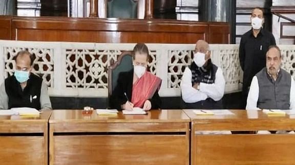 CPP की बैठक में सोनिया गांधी, कहा - किसानों और आम लोगों के प्रति असंवेदनशील है मोदी सरकार 