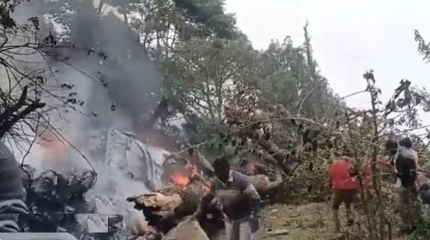 तमिलनाडु: कुन्नूर में सेना का हेलिकॉप्टर क्रैश, सीडीएस बिपिन रावत समेत कई बड़े अधिकारी थे सवार