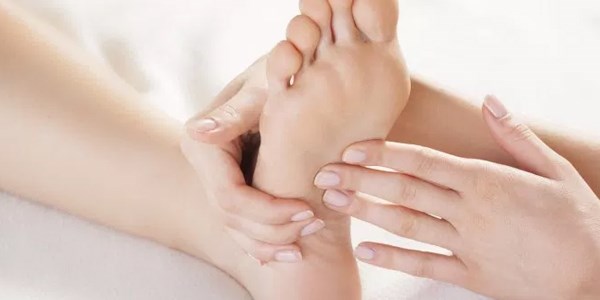  Health Tips: हाथ-पैर रहते हैं ठंडे तो शरीर में हो सकती है इस चीज की कमी, जानें 