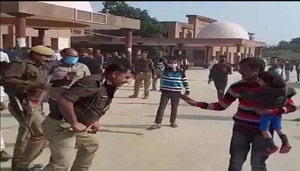 यूपी पुलिस की बर्बरता: गोद में बच्चे को लिए पिता पर लाठीचार्ज, SHO सस्पेंड