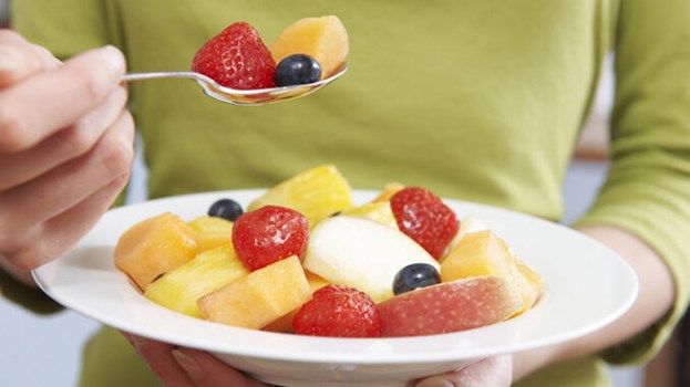 Health Tips: भूलकर भी इस समय न खाएं ये फल, जानें कब खाना चाहिए?