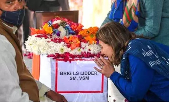  ब्रिगेडियर LS लिड्डर को पत्नी और बेटी ने ऐसे दी अंतिम विदाई