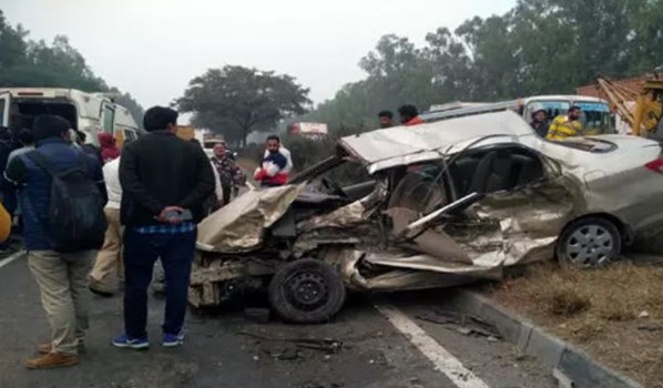 करनाल में दो गाड़ियों की आमने सामने हुई टक्कर, दो लोगों की मौत चार घायल