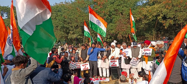 नवीन जयहिंद ने किया विधानसभा का घेराव, युवाओं संग गीता, गंगाजल, गोबर व गोमूत्र लेकर पहुंचे 