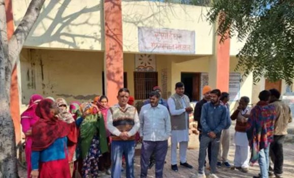 मिड-डे मील में प्लास्टिक के चावल का आरोप, अभिभावकों ने स्कूल के बाहर जताया रोष